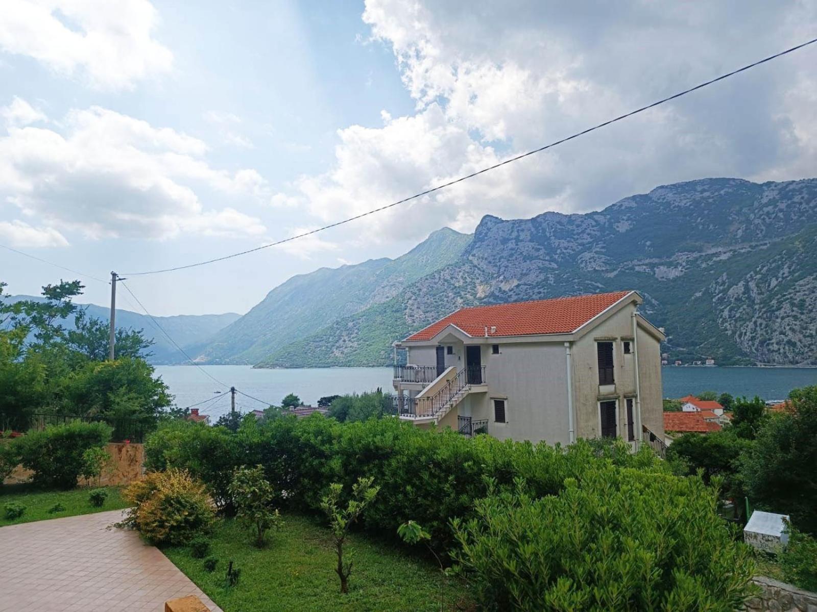 Villa Risan Apartments Экстерьер фото