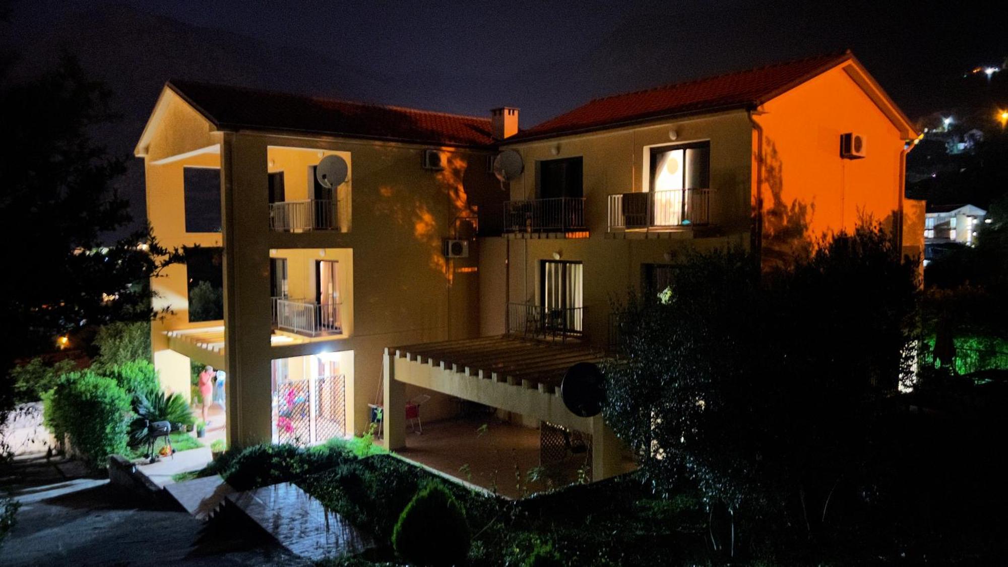 Villa Risan Apartments Экстерьер фото