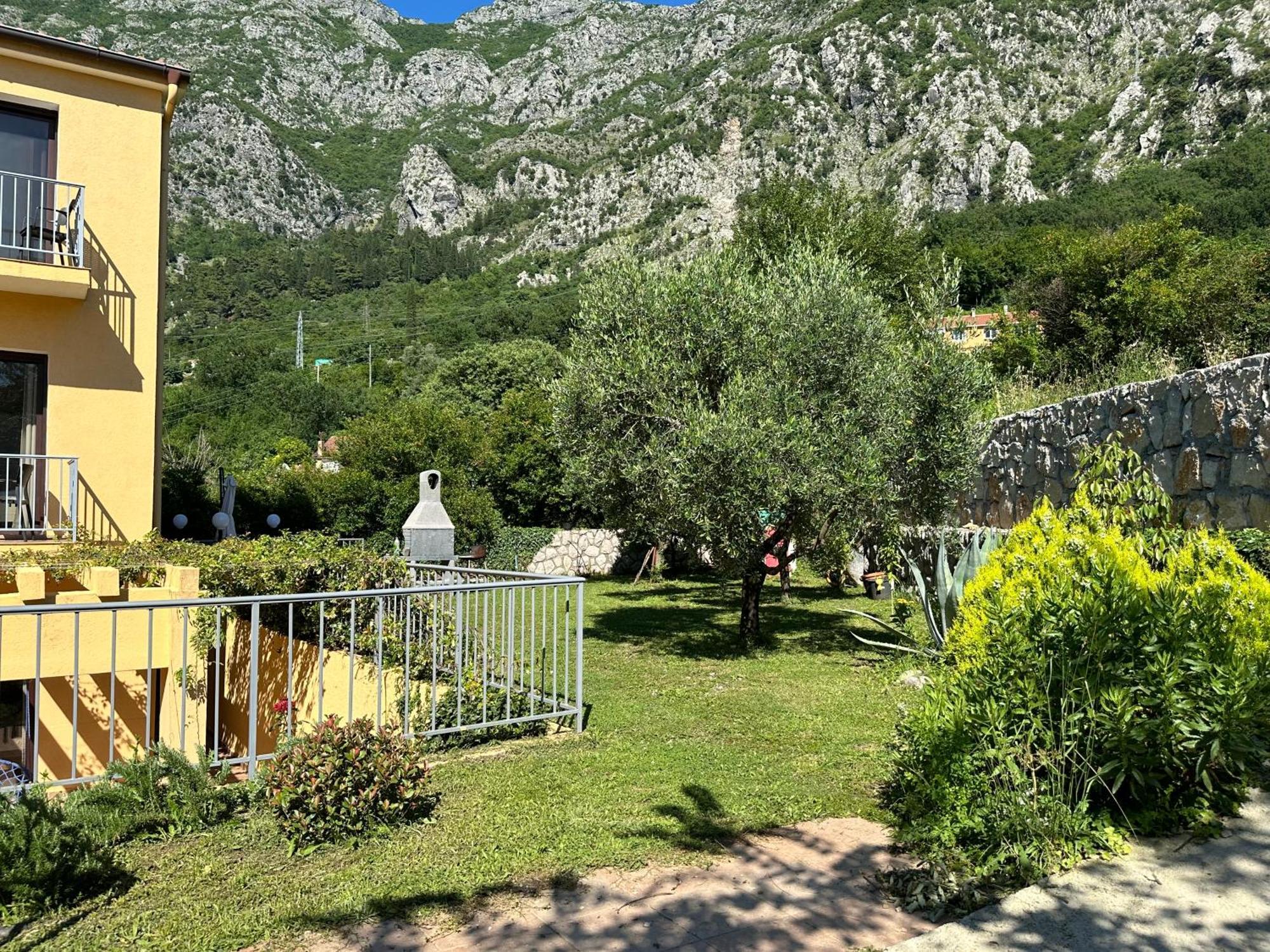 Villa Risan Apartments Экстерьер фото