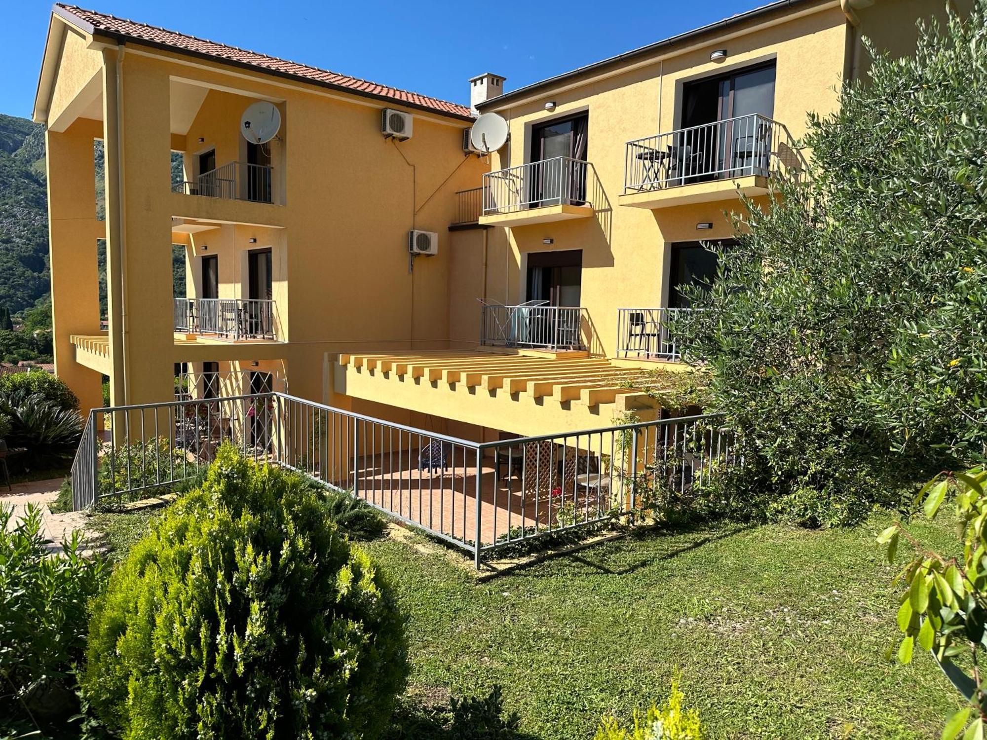 Villa Risan Apartments Экстерьер фото