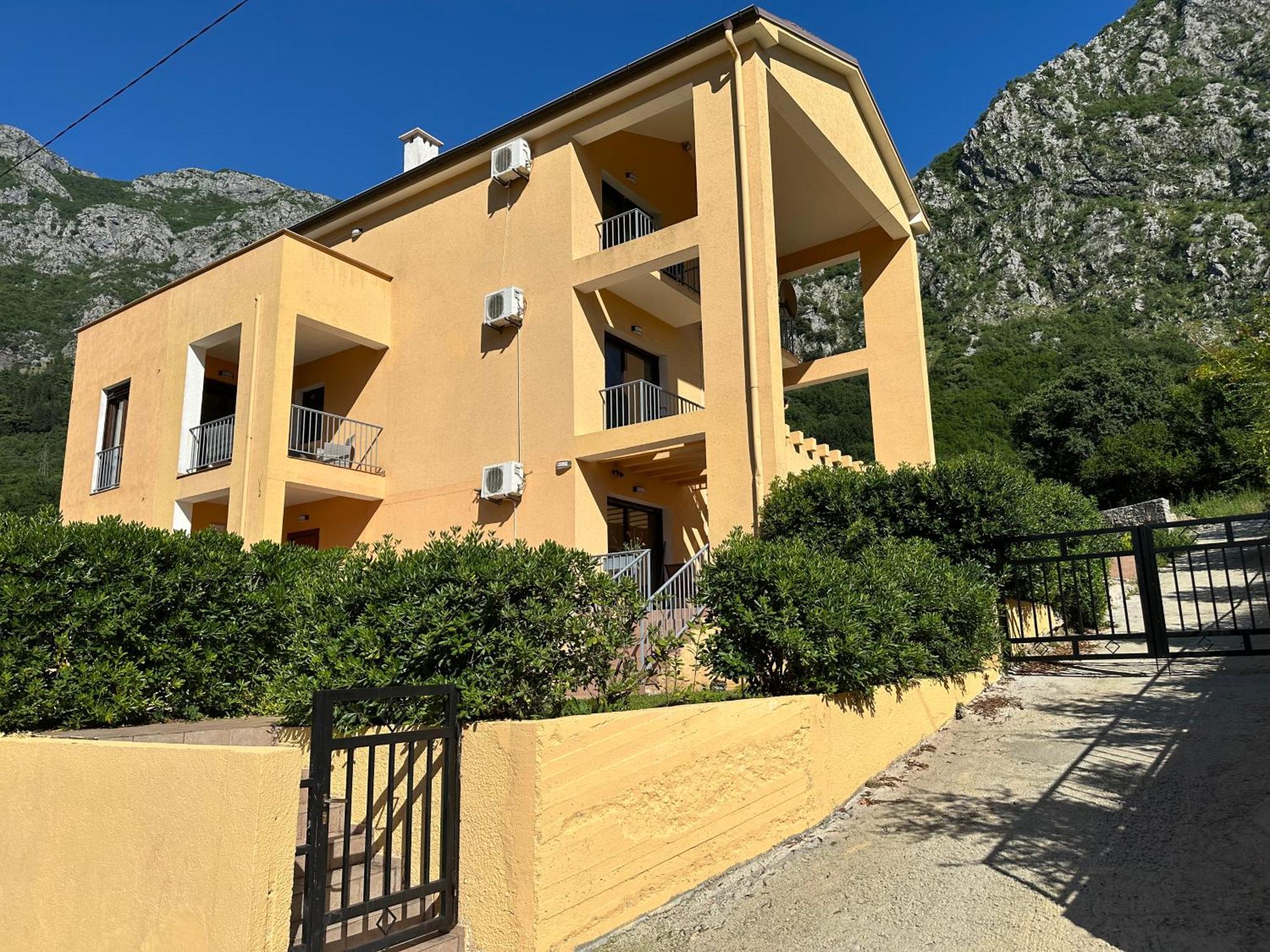 Villa Risan Apartments Экстерьер фото
