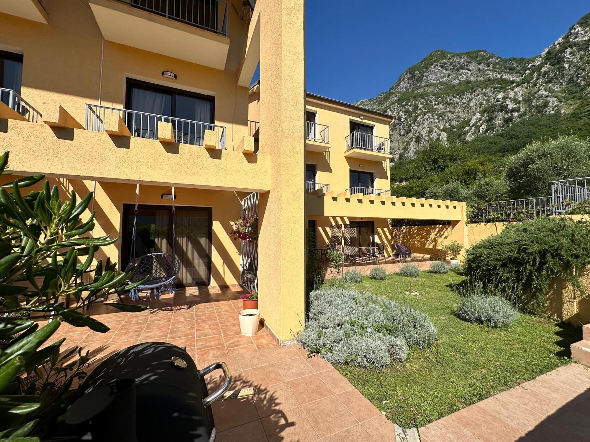 Villa Risan Apartments Экстерьер фото