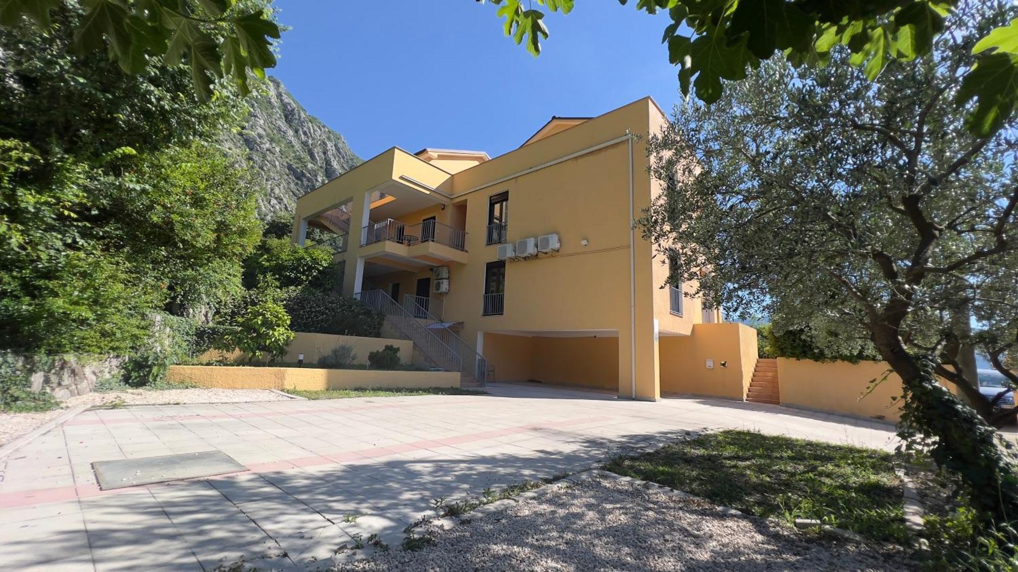 Villa Risan Apartments Экстерьер фото