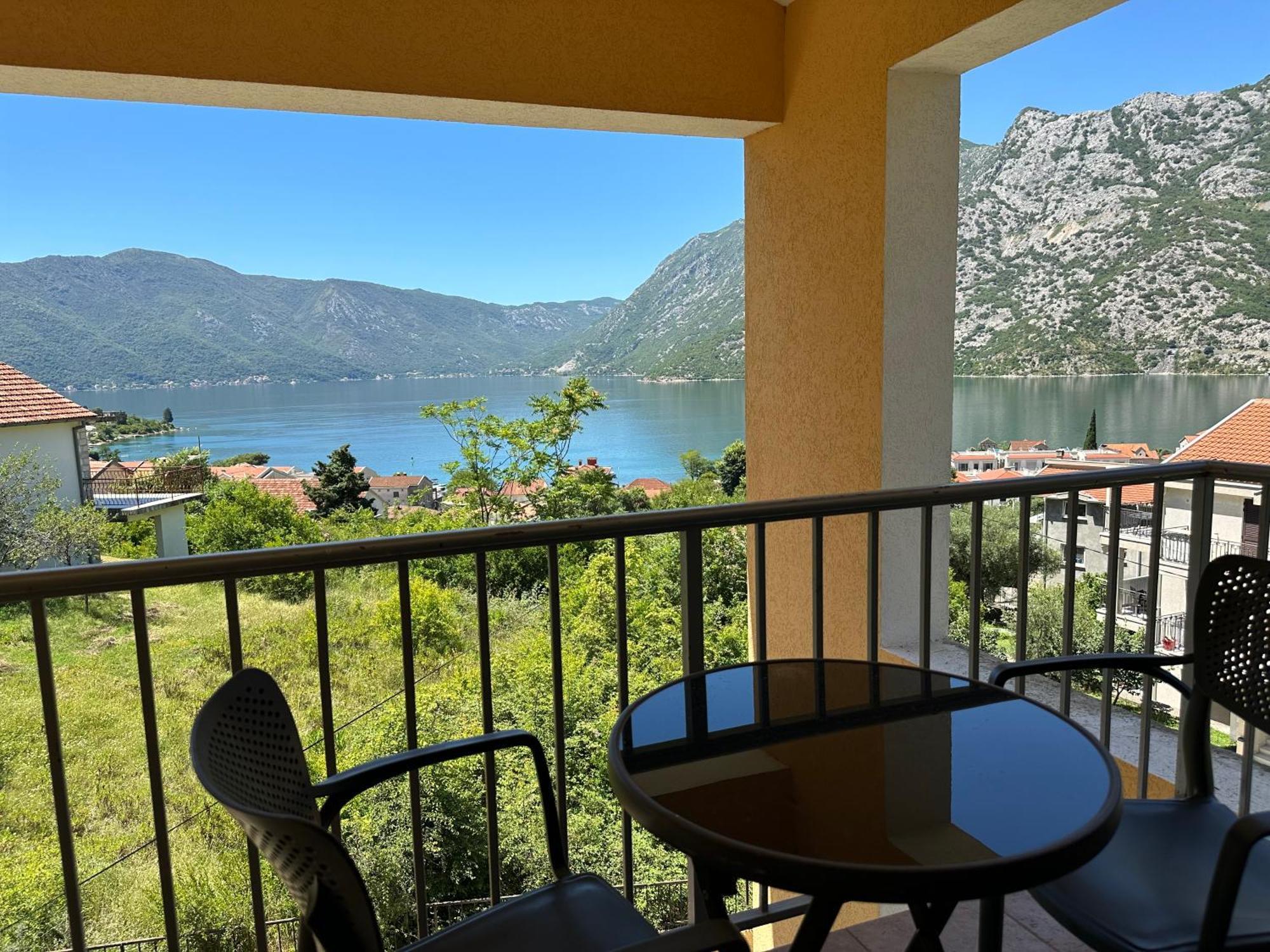 Villa Risan Apartments Экстерьер фото