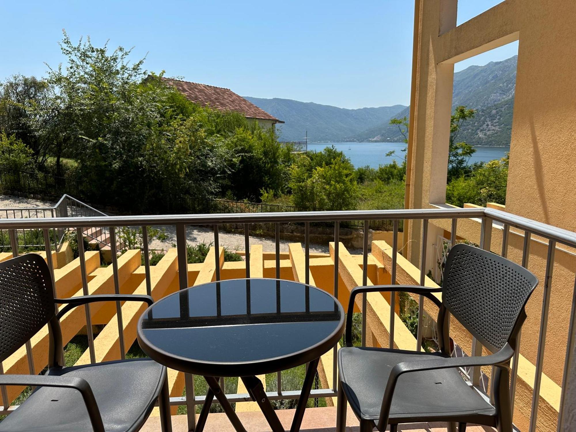 Villa Risan Apartments Экстерьер фото